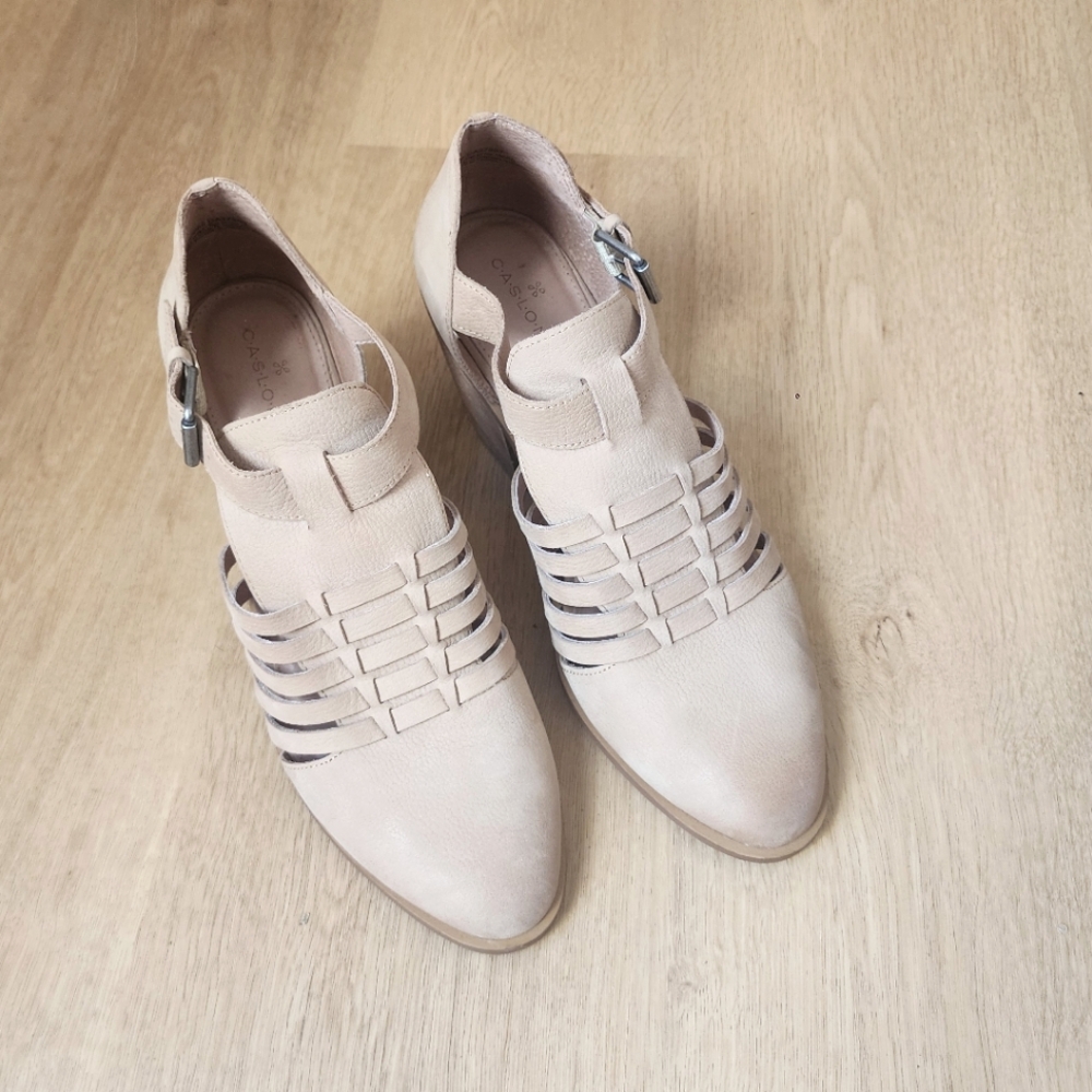 Caslon Sadie Tan Perforated Leather Cut Out Heels Women's size 8.5